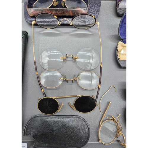 29 - Tray of antique and vintage Spectacles and Pince Nez. Some have carry cases.