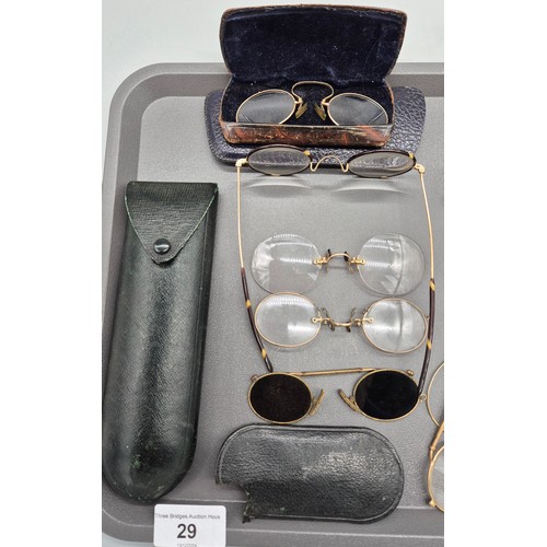 29 - Tray of antique and vintage Spectacles and Pince Nez. Some have carry cases.