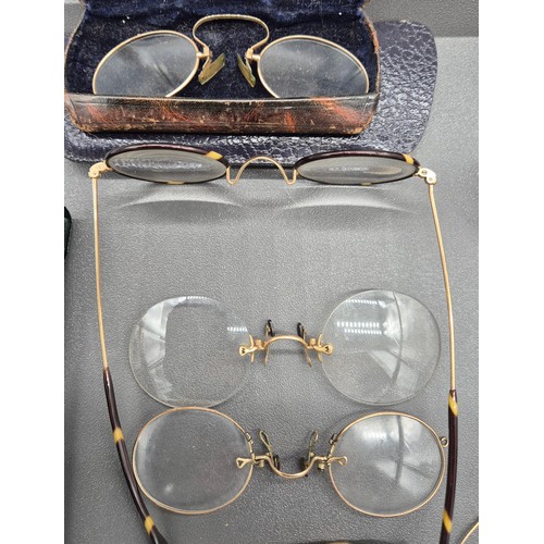 29 - Tray of antique and vintage Spectacles and Pince Nez. Some have carry cases.