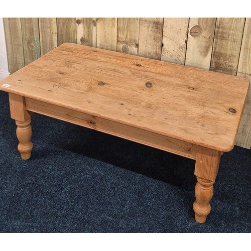 417 - Antique style Farm house pine coffee table on turned supports [48x121x68cm]