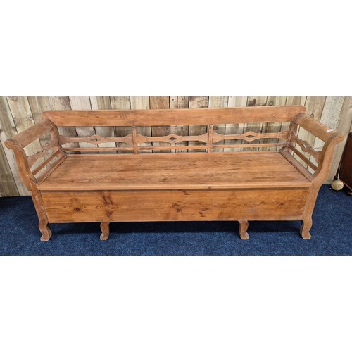 428 - Antique farm house pine settle. Lift up section. [79.5x186x52cm]