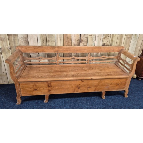 428 - Antique farm house pine settle. Lift up section. [79.5x186x52cm]