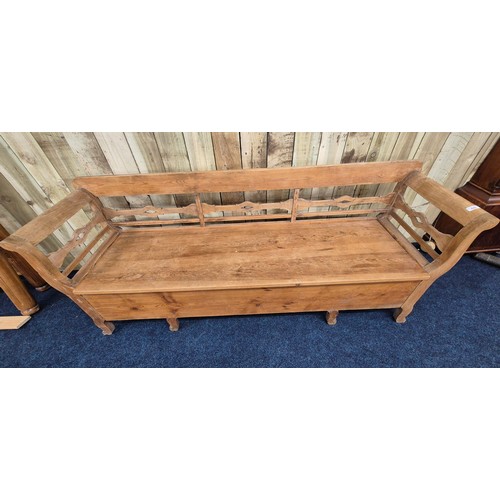 428 - Antique farm house pine settle. Lift up section. [79.5x186x52cm]