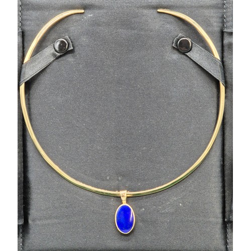 50 - Sheffield 9ct yellow gold choker necklace fitted with a 9ct yellow gold and lapis lazuli gem stone p... 