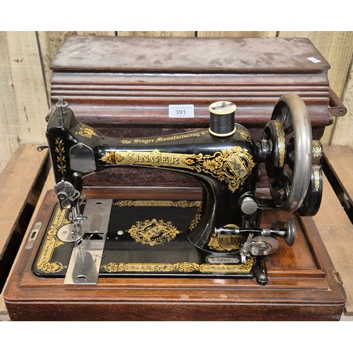 391 - Antique Singer Sewing machine model [934013] with original oak carry case