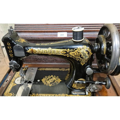 391 - Antique Singer Sewing machine model [934013] with original oak carry case