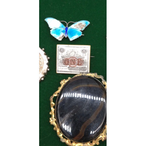 9 - A Selection of collectable jewellery; Victorian brooches- Agate and gilt metal brooch, Mourning broo... 