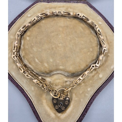 52 - London 9ct yellow gold gate bracelet fitted with a heart lock. Comes with antique presentation box. ... 