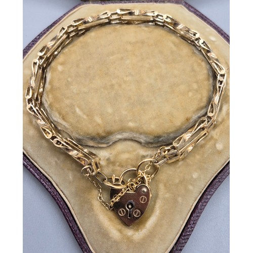 52 - London 9ct yellow gold gate bracelet fitted with a heart lock. Comes with antique presentation box. ... 