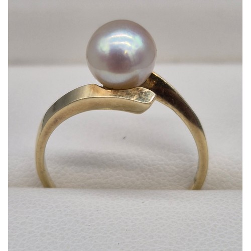 47 - 14ct yellow gold twist ring fitted with a large single freshwater pearl [3grams] [Ring size O]