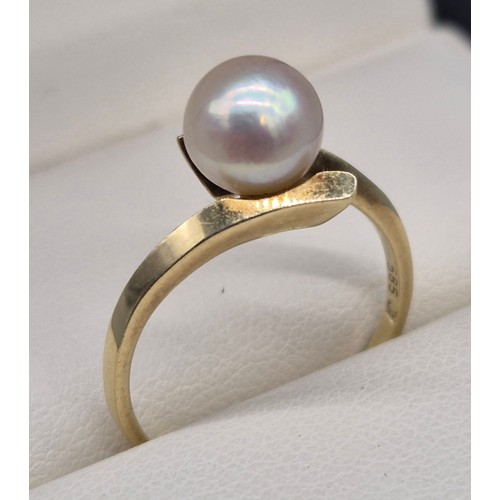 47 - 14ct yellow gold twist ring fitted with a large single freshwater pearl [3grams] [Ring size O]