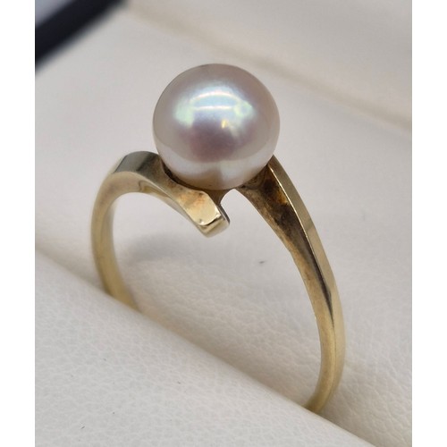 47 - 14ct yellow gold twist ring fitted with a large single freshwater pearl [3grams] [Ring size O]