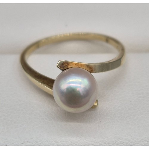 47 - 14ct yellow gold twist ring fitted with a large single freshwater pearl [3grams] [Ring size O]