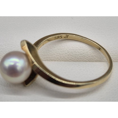 47 - 14ct yellow gold twist ring fitted with a large single freshwater pearl [3grams] [Ring size O]