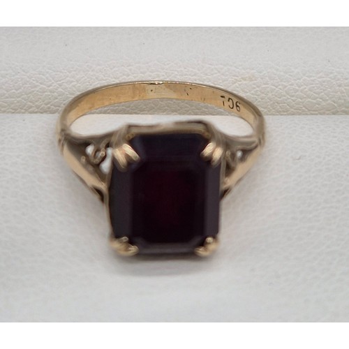 83 - 9ct yellow gold and red glass cut stone. [Ring size I] [2.06GRAMS]