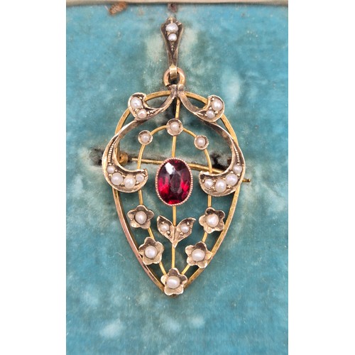 85 - 9ct yellow gold Edwardian brooch/ pendant. Fitted with an oval cut garnet gem stone and seed pearls.... 