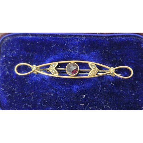 88 - Edwardian 9ct yellow gold, garnet and seed pearl brooch. Comes with box. [2.18grams]