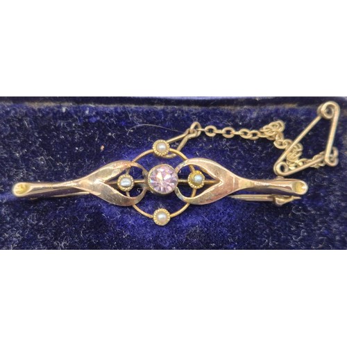 99 - 15ct yellow gold bar brooch fitted with a pink glass stone and seed pearls. Comes with box. [2.36gra... 