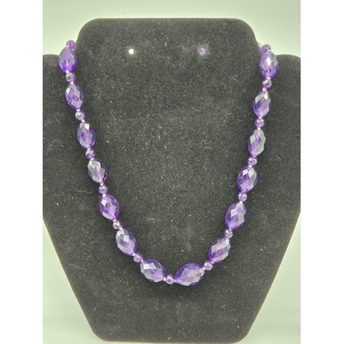 93 - Vintage Amethyst gem stone graduating bead necklace fitted with a 9ct yellow gold clasp and catch.