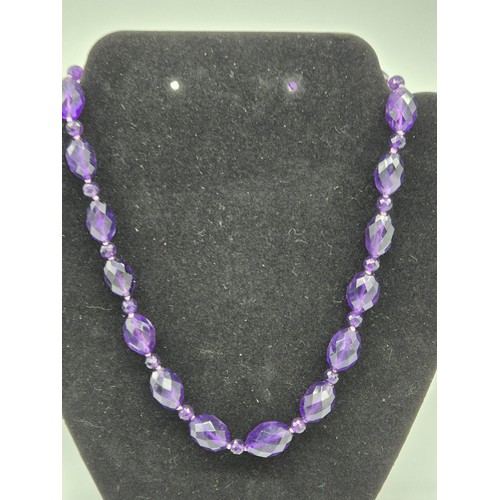 93 - Vintage Amethyst gem stone graduating bead necklace fitted with a 9ct yellow gold clasp and catch.