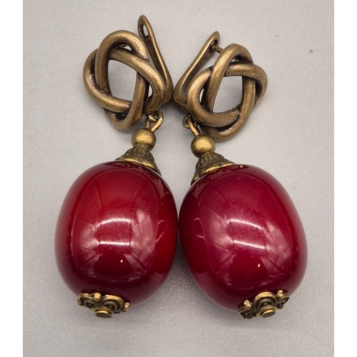 91 - Vintage Cherry amber coloured graduating bead necklace with a pair of matching earrings.