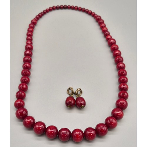 91 - Vintage Cherry amber coloured graduating bead necklace with a pair of matching earrings.