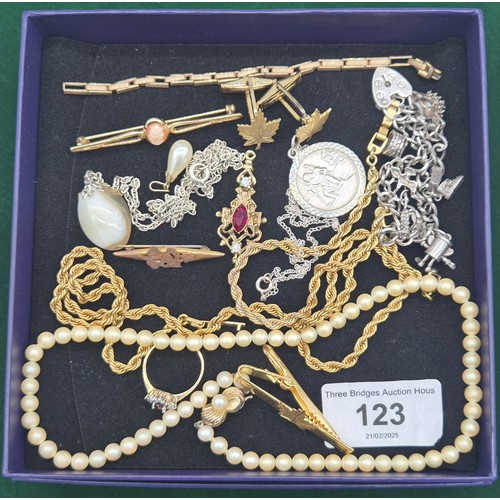 123 - A Collection of silver and mixed jewellery; 9ct yellow gold brooch, 925 silver gilt and pearl neckla... 