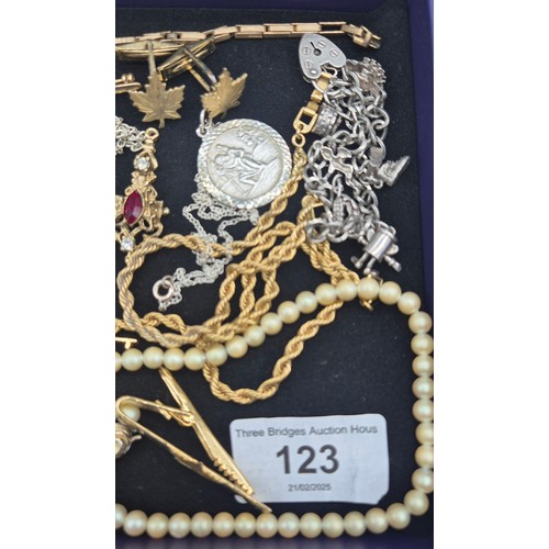 123 - A Collection of silver and mixed jewellery; 9ct yellow gold brooch, 925 silver gilt and pearl neckla... 