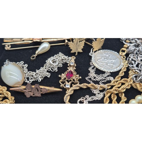 123 - A Collection of silver and mixed jewellery; 9ct yellow gold brooch, 925 silver gilt and pearl neckla... 