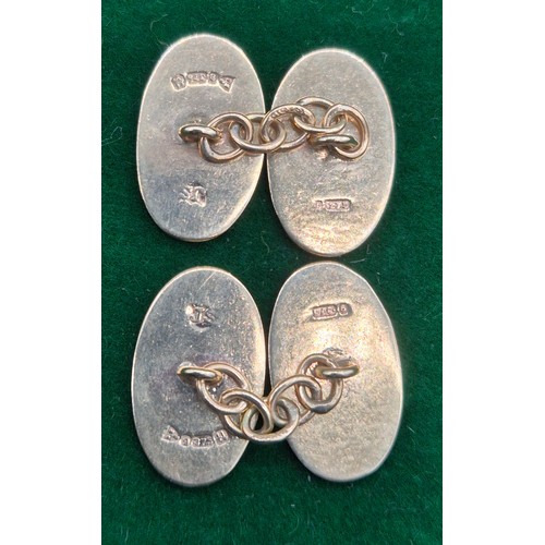 37 - A Pair of 9ct yellow gold cufflinks. 5.92grams.