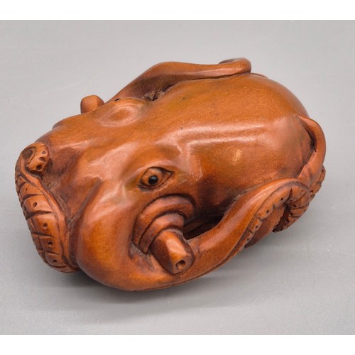 87 - Japanese hand carved boxwood netsuke sculpture of an octopus. Signed by the artist. 5cm length.