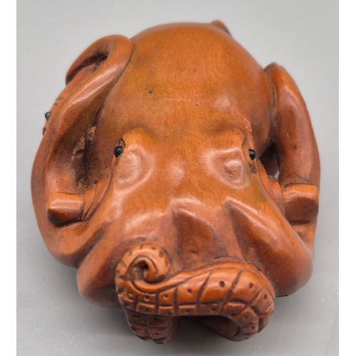 87 - Japanese hand carved boxwood netsuke sculpture of an octopus. Signed by the artist. 5cm length.