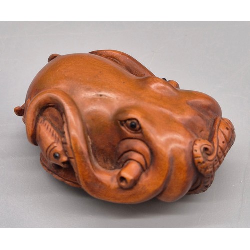 87 - Japanese hand carved boxwood netsuke sculpture of an octopus. Signed by the artist. 5cm length.