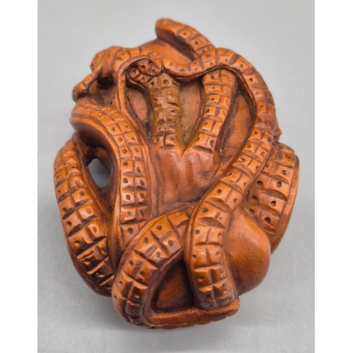 87 - Japanese hand carved boxwood netsuke sculpture of an octopus. Signed by the artist. 5cm length.