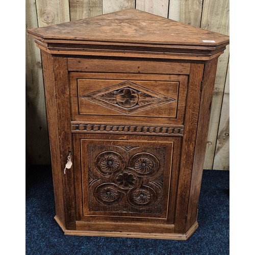 334 - Scottish Georgian oak corner cabinet. 94x71x42cm. Comes with key.