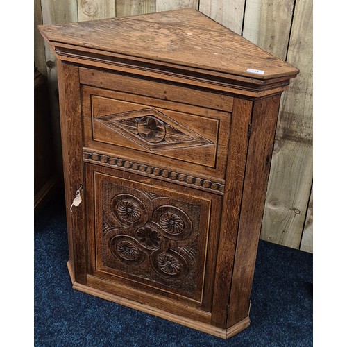 334 - Scottish Georgian oak corner cabinet. 94x71x42cm. Comes with key.