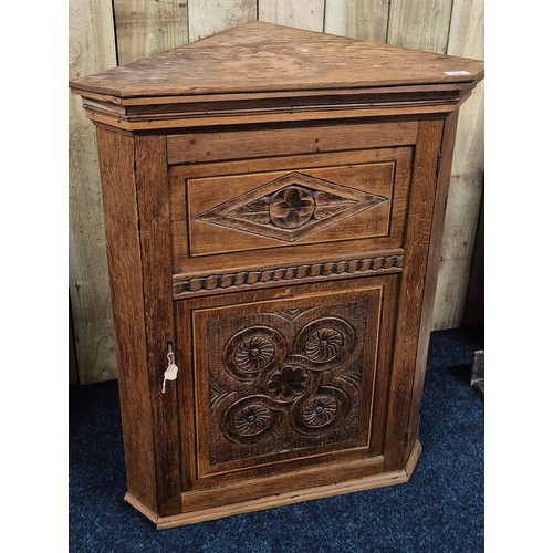 334 - Scottish Georgian oak corner cabinet. 94x71x42cm. Comes with key.