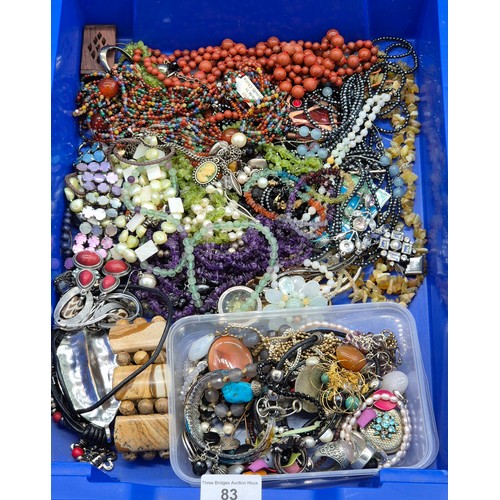 83 - A Collection of mixed jewellery; Various hardstone and gem stone necklaces. Include Amethyst. Variou... 