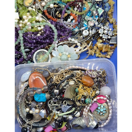 83 - A Collection of mixed jewellery; Various hardstone and gem stone necklaces. Include Amethyst. Variou... 