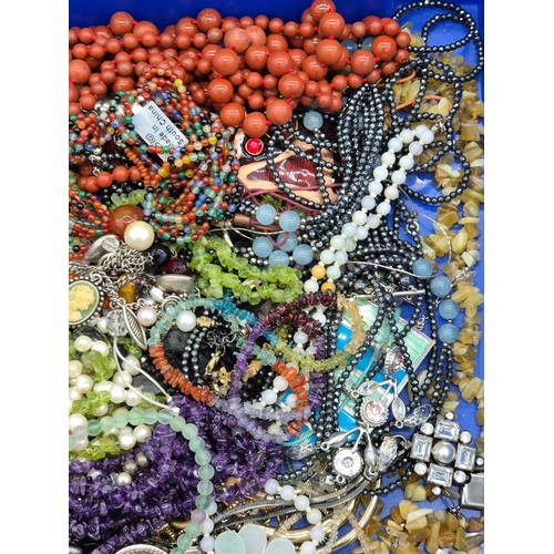 83 - A Collection of mixed jewellery; Various hardstone and gem stone necklaces. Include Amethyst. Variou... 
