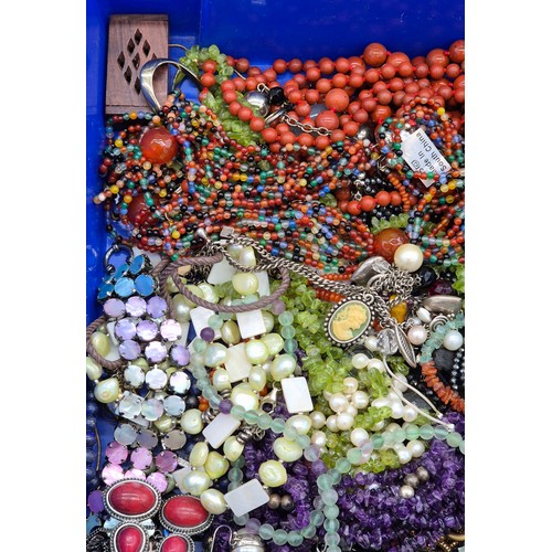 83 - A Collection of mixed jewellery; Various hardstone and gem stone necklaces. Include Amethyst. Variou... 