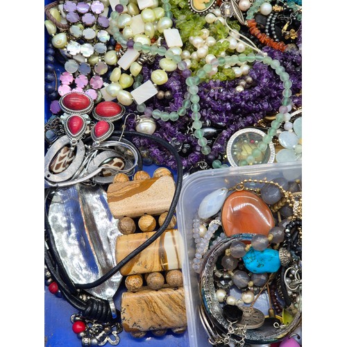 83 - A Collection of mixed jewellery; Various hardstone and gem stone necklaces. Include Amethyst. Variou... 