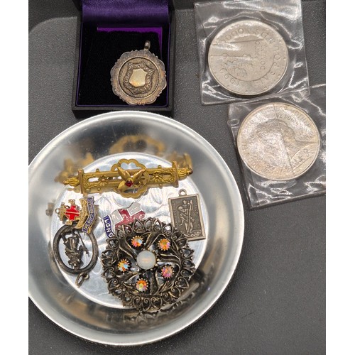 65 - Tray of coins and jewellery; 9ct yellow gold bar brooch-2.96grams. Silver fob medal. Silver St. Chri... 