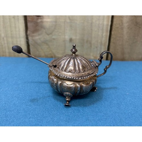 101A - London Silver condiment items; Salt pot, Mustard pot and pepper pot. 140Grams.