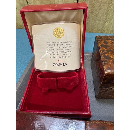 109 - A Collection of antique and vintage jewellery boxes; Includes leather boxes. Ring & Brooch boxes. Om... 
