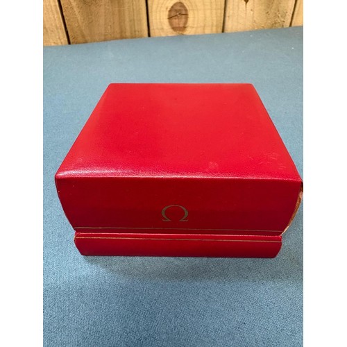 109 - A Collection of antique and vintage jewellery boxes; Includes leather boxes. Ring & Brooch boxes. Om... 