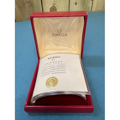 109 - A Collection of antique and vintage jewellery boxes; Includes leather boxes. Ring & Brooch boxes. Om... 