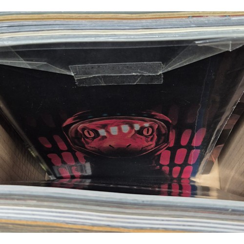 461 - Crate of mixed Comics; Dark Horse, Mars Attacks, Mech Destroyer, Miracleman, #1 comics along with ot... 