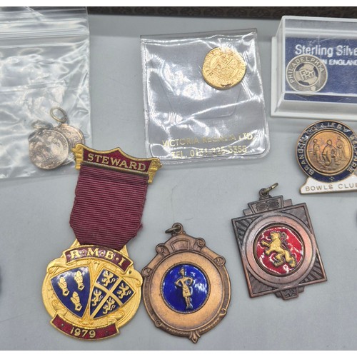 34 - Collection of mixed coins, medallions and badges.