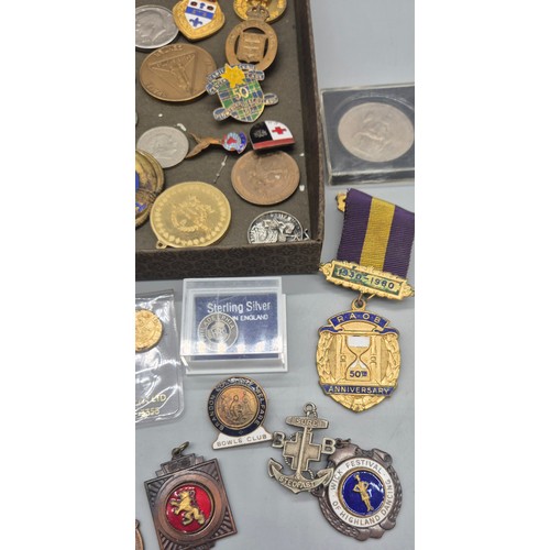 34 - Collection of mixed coins, medallions and badges.
